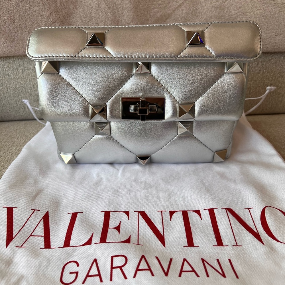 BRAND NEW NEVER WORN Valentino Medium Roman Stud Silver Bag